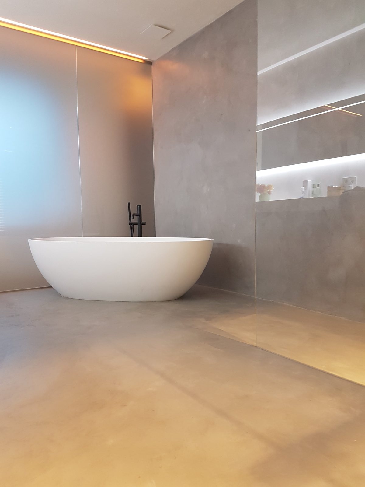 Cuore PSL 36 Stuc op vloer en wand in een badkamer